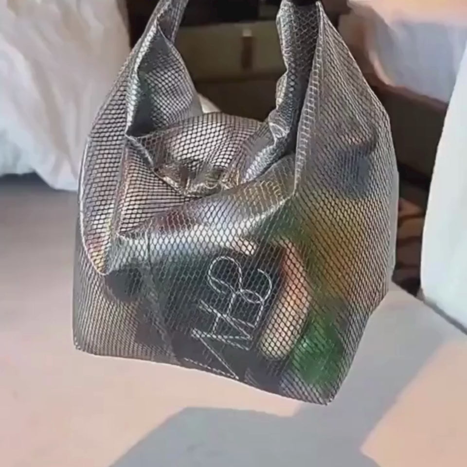 Video explaine how to use Summer Waterproof bag